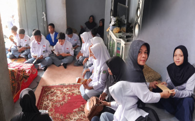MAN 1 Pangkalpinang Takziah ke Rumah Duka Ibunda Firzi, Siswa Kelas X.8, dan Serahkan Santunan