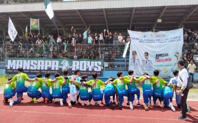 JUARA BERGEMURUH! MAN 1 Pangkalpinang Pesta Gol 4-0 dan Rayakan Kemenangan Bersama Suporter